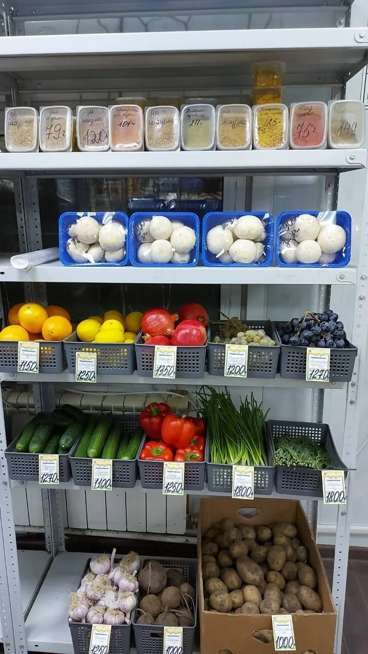 Продукты, доставляемые воздушной перевозкой в Эвенкию, подорожали: лук, морковь и картофель — около 1000 рублей, бананы и яблоки — от 1100 рублей; перебои с поставками связаны с обмелением Нижней Тунгуски.