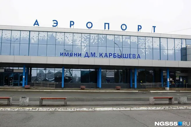 Во время приземления в омском аэропорту самолёт столкнулся с двумя стаями птиц; начаты проверки и выдано предостережение аэропорту.