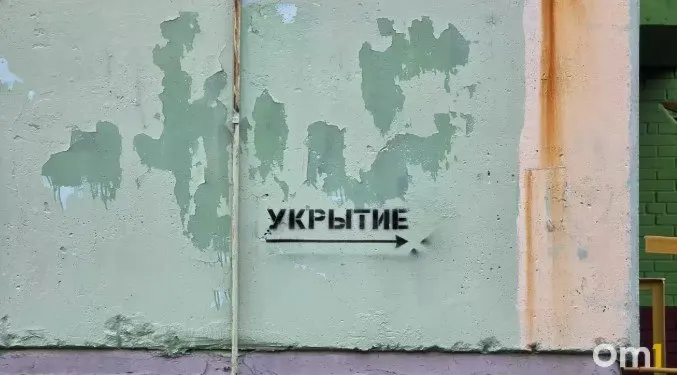 Законопроект об изменении правил использования средств капитального ремонта рассматривается в Омской области и может позволить направлять часть взносов на создание убежищ в подвалах многоквартирных домов. При принятии закона новые правила вступят в силу с 1 января 2027 года.