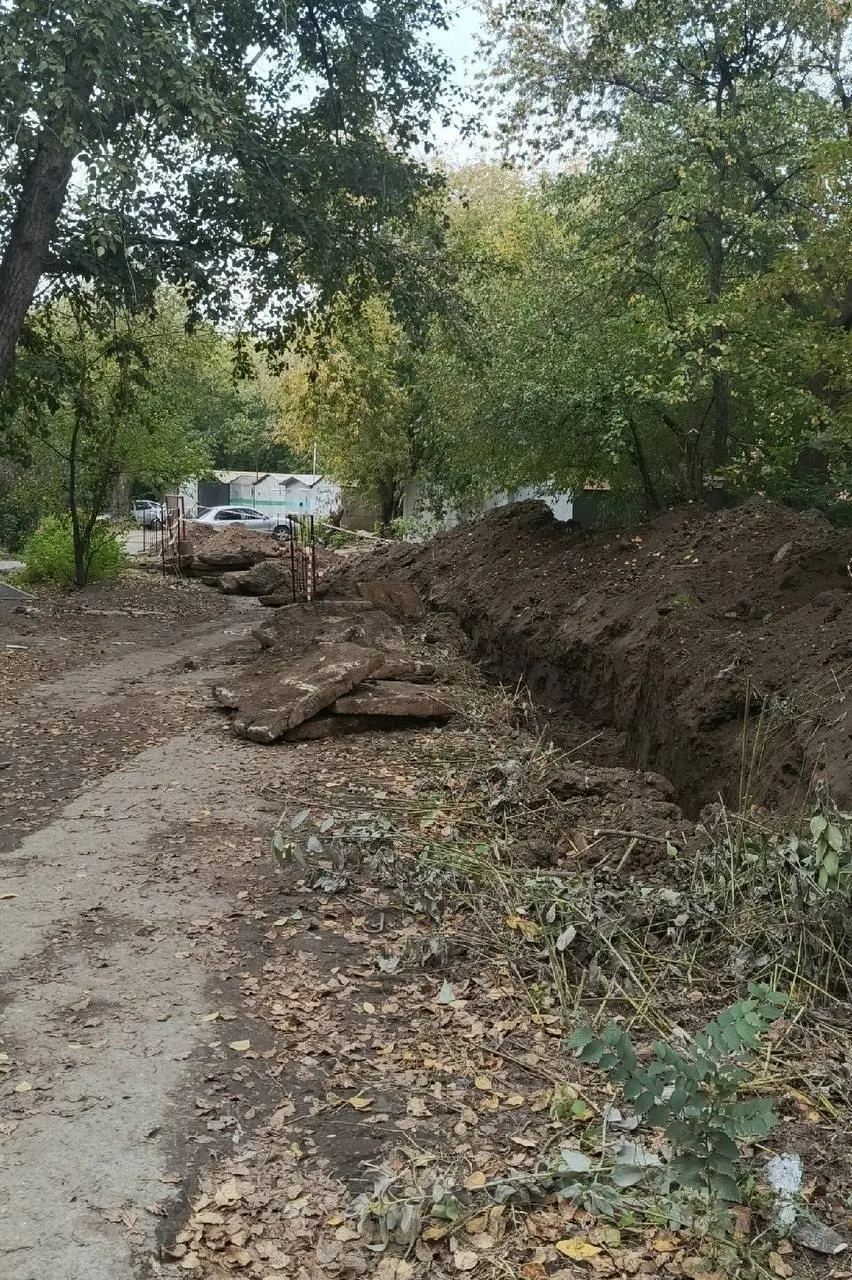С августа в доме отсутствует горячая вода, с начала октября отопление полностью отключено.