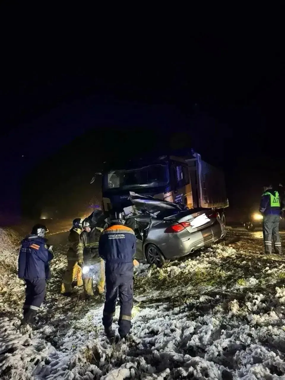 По предварительным данным, водитель Infiniti выехал на встречную полосу и столкнулся с грузовиком; погибли водитель и пассажирка.