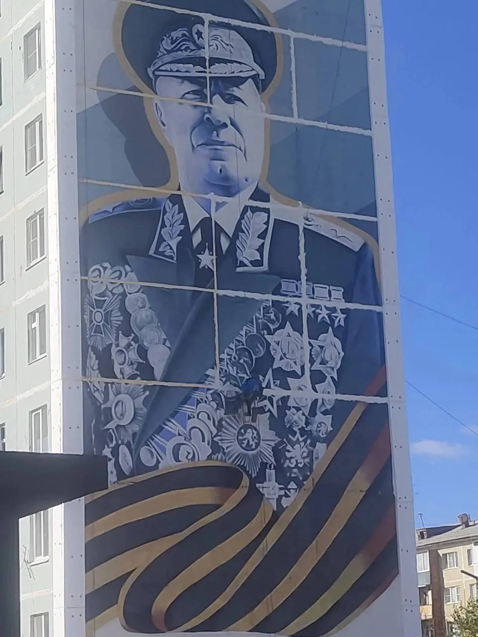После утепления межпанельных швов на фасаде дома в 9-м микрорайоне Читы появился светлый участок на мурале Георгия Жукова, и жильцы обсуждают, как он теперь выглядит.