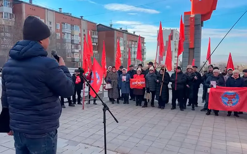 Около ста жителей Улан‑Удэ приняли участие в митинге против узурпации власти, организованном КПРФ. Участники заявили о нарушениях на выборах, включая административный ресурс и давление на наблюдателей.