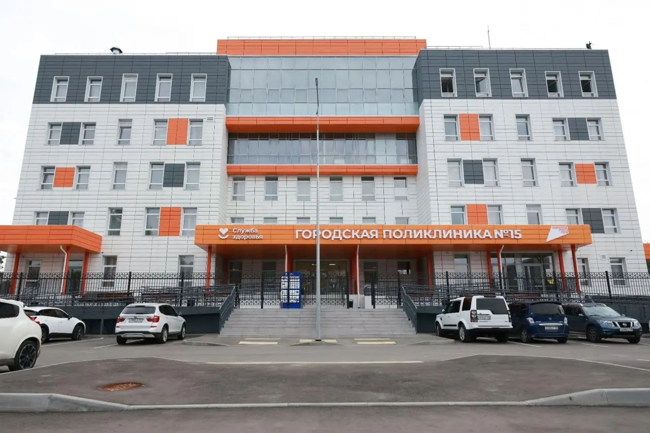 Объединение поликлиники №15 и девятой городской больницы в Иркутске направлено на повышение доступности и качества медицинской помощи для примерно 84 тысяч жителей. Сотрудники сохранят рабочие места, реорганизация пройдет автоматически в ближайшие три месяца. Планируется создание центра здоровья для взрослых и школ здоровья для пациентов с хроническими заболеваниями, а центр амбулаторной онкологической помощи переместят в новое здание.