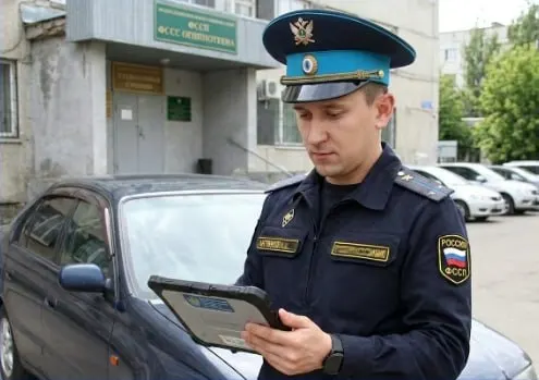 Судебные приставы арестовали автомобиль Toyota Corona, ранее приобретённый жительницей Барнаула, из-за долгов бывшего владельца; авто помещено на спецстоянку.