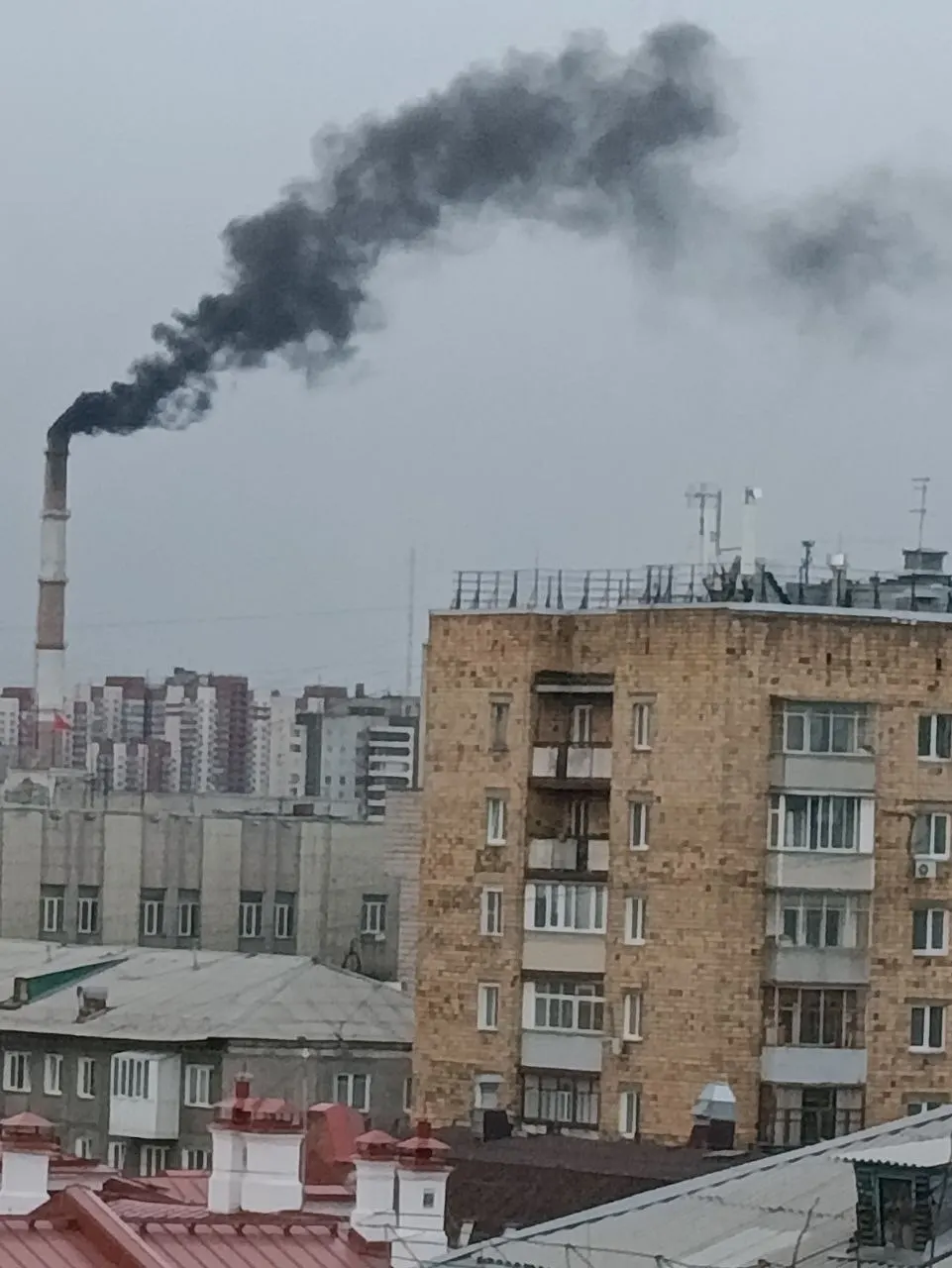 Жители региона зафиксировали дымящуюся трубу завода; Минэкологии направила на место передвижную лабораторию, чтобы взять пробы, а предприятие объяснило поломку мельницы и разовый выброс угля.