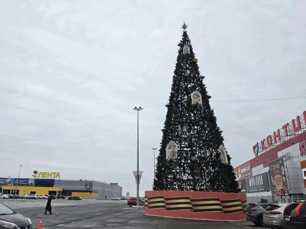 Новогодняя елка готовится к празднику в омском торговом комплексе Континент; каркас готов, на елке — украшения и звезда. Следующая елка по традиции появится у соседнего «Каскада».