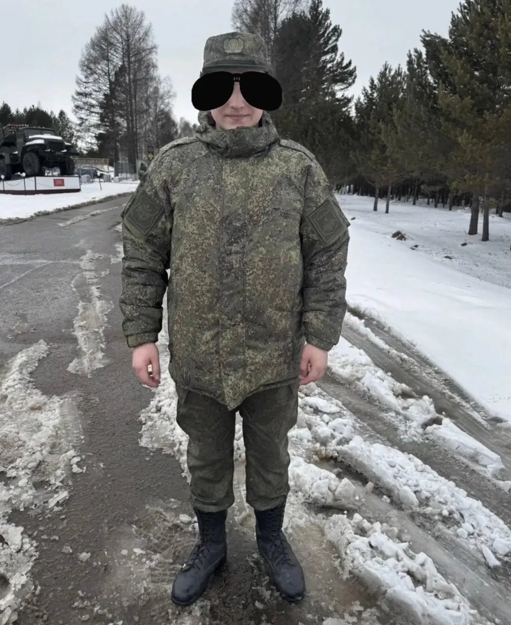 18-летний Сергей Горбунов из Ангарска погиб на фронте после того, как летом отправился служить. В материалах упоминались обращения за поддержкой на бронежилет и связь с инициативами помощи.