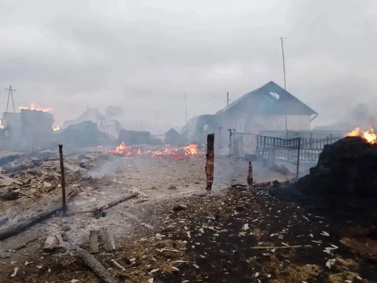 В Алтайском крае произошли два пожара: в Долганке и Новоиушино, погибла пожилая женщина. Предварительные причины — самовозгорание топлива и короткое замыкание.