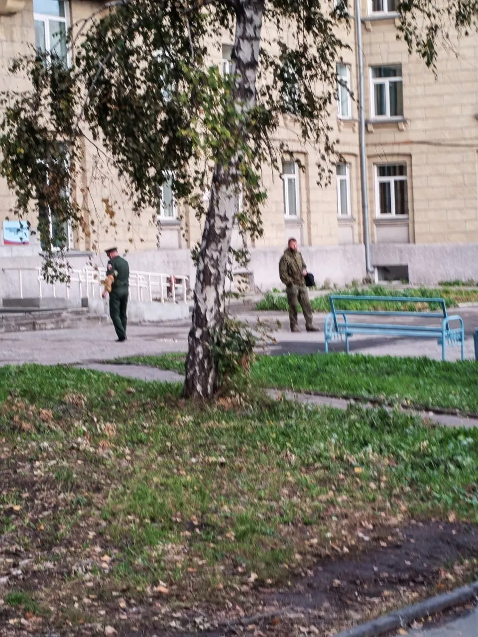 Очевидцы сообщили о попытках вручить повестки и предложить контракт с Минобороны у избирательного участка возле общежития Сибирского государственного университета водного транспорта на Красном проспекте, 75.