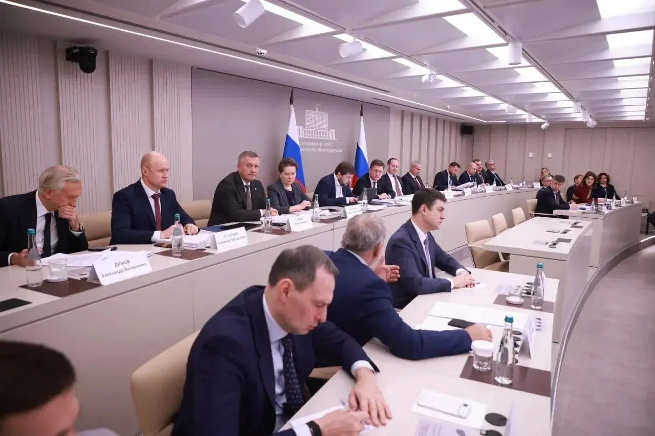 Регион работает над стабильными поставками нефтепродуктов: прямые поставки из Яйского НПЗ в Кузбассе и взаимодействие с НПЗ в соседнем регионе.