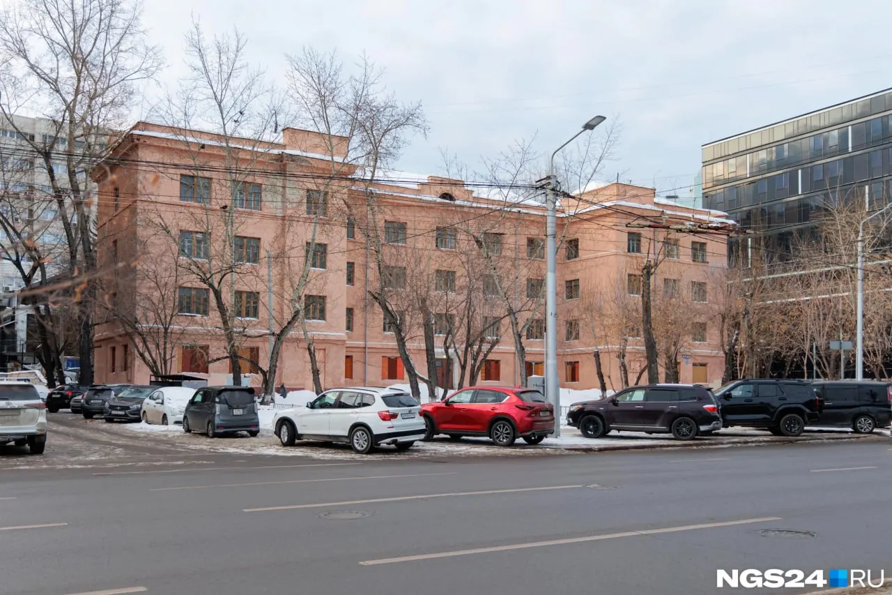 На продажу выставлено бывшее общежитие №3 Красноярского педагогического университета, расположенное по адресу Карла Маркса, 103, возле мэрии. Начальная цена — 50,2 млн рублей. Торги состоятся 20 ноября.