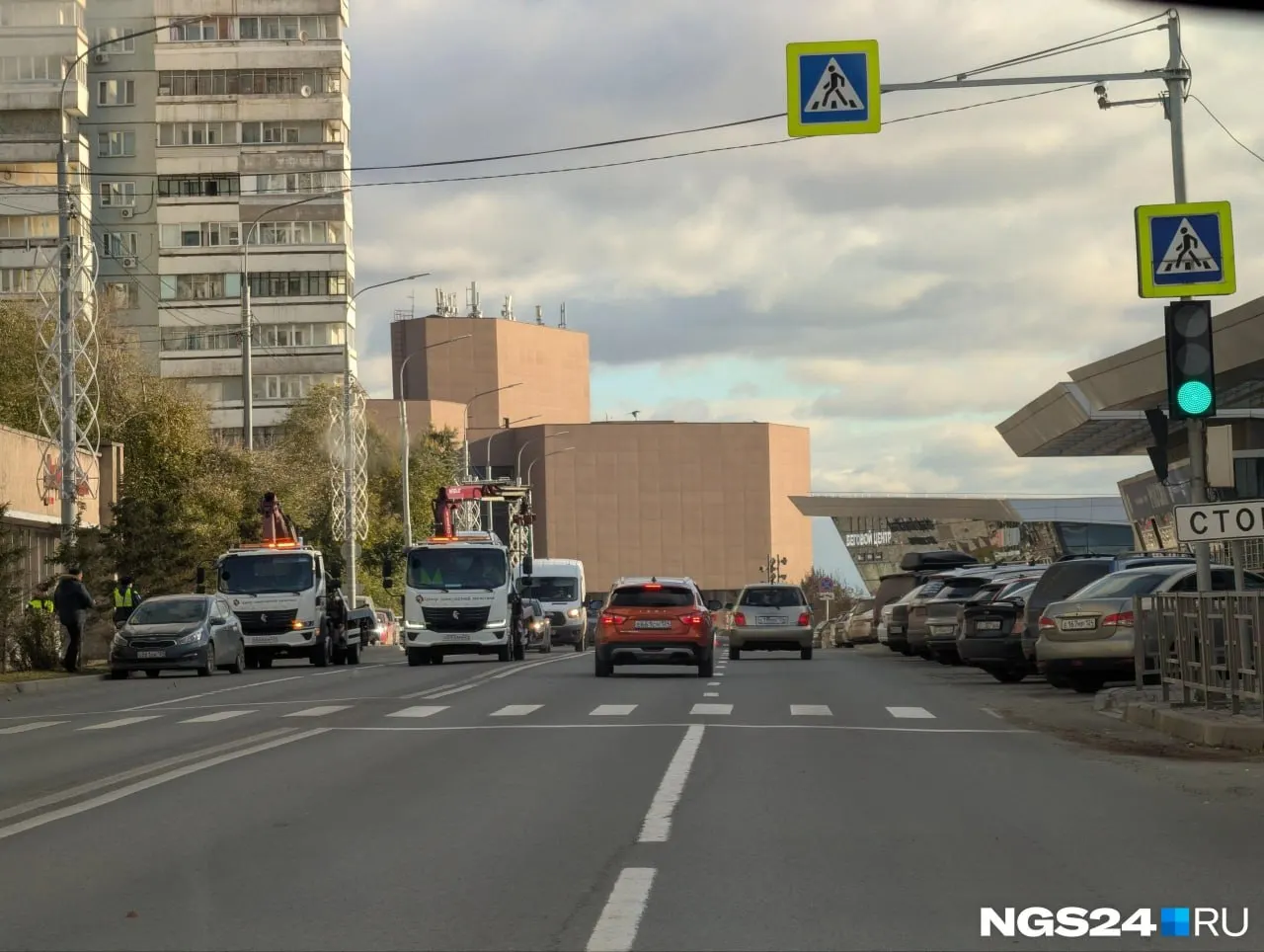 Во время форума «Россия — спортивная держава» в Красноярске у наццентра «Россия» введены ограничения на парковку; работают эвакуаторы, пробки отсутствуют, движение свободно.