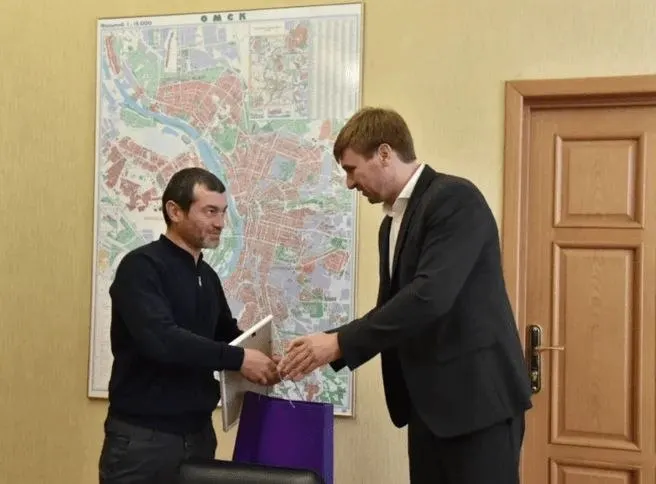 Рыбак Сергей Наздричев спас мальчика, выпавшего в Иртыш возле Ленинградского моста, за что получил благодарственное письмо и памятный подарок.