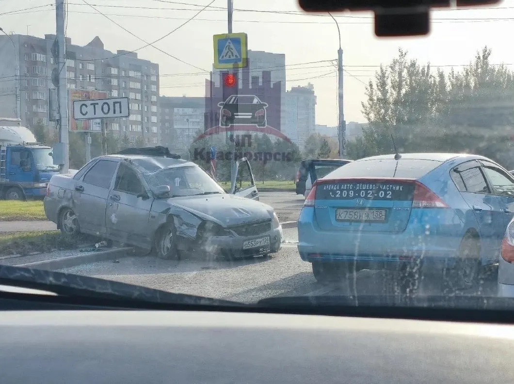 После аварии у ТРЦ «Планета» в Красноярске образовалась пробка; водитель Toyota Prius не пропустил Lada Priora, и та опрокинулась. Экипаж ДПС выехал на место.