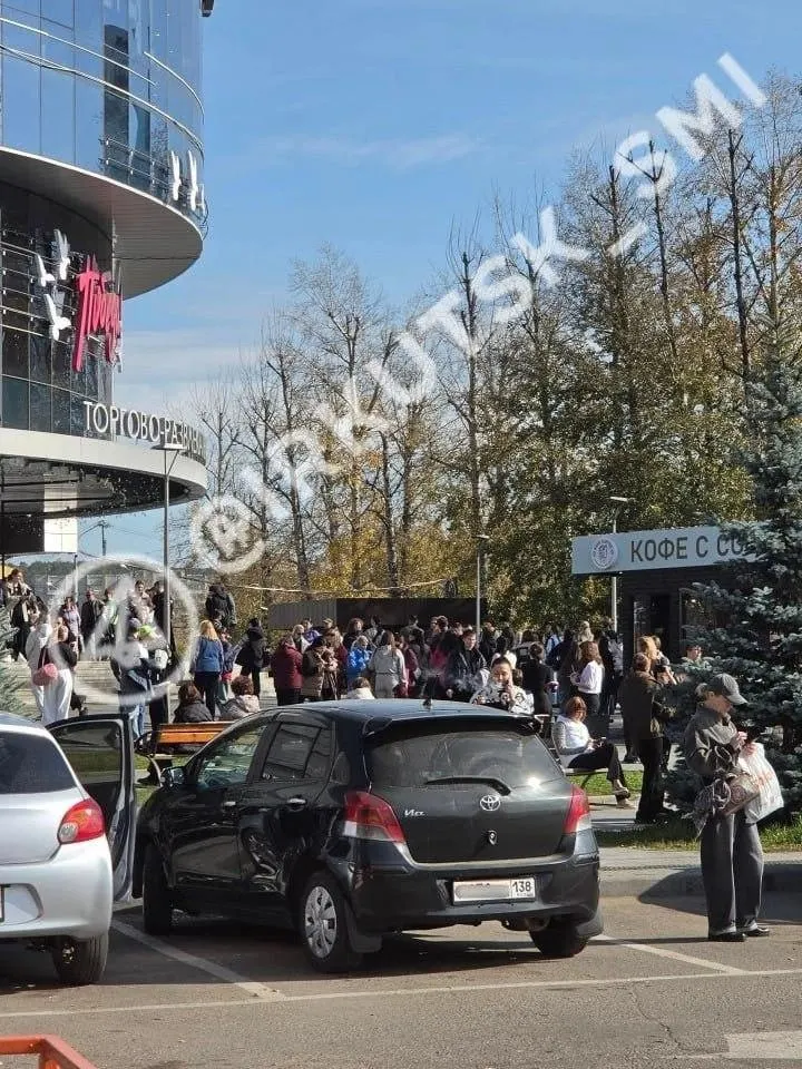 370 человек эвакуированы из торгового центра во время ремонтных работ после срабатывания пожарной сигнализации; возгорание не зафиксировано, работа комплекса не прерывалась.