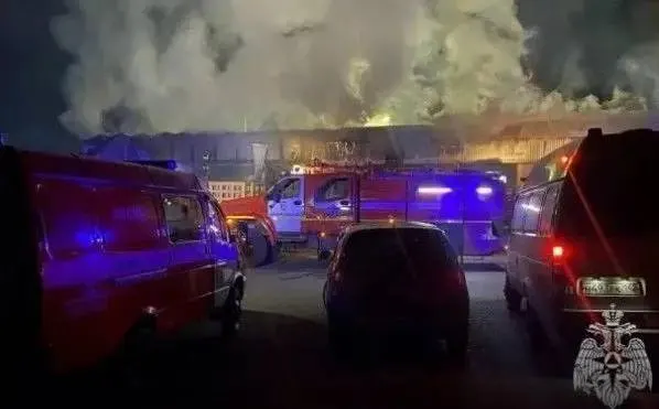 Пожар на складах в Новокузнецке без пострадавших; причина пожара устанавливается.