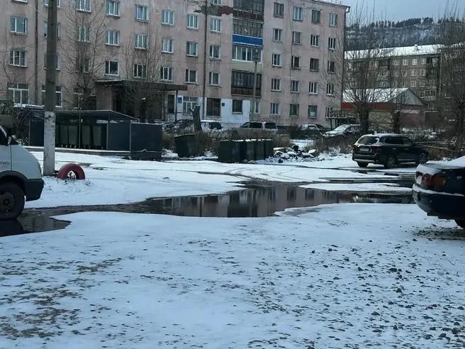 Из-за разрушения водоотводных коллекторов в нескольких микрорайонах города начались подтопления. Мэр призвал жителей соблюдать осторожность и не засорять систему.