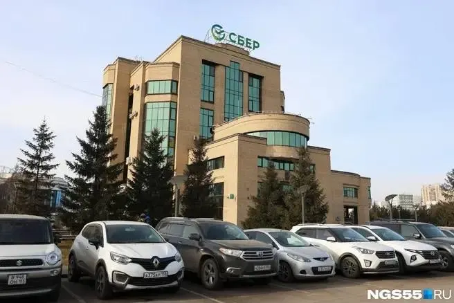 Горожане обсуждают планы введения почти четырех тысяч платных парковочных мест в Омске; власти уверяют, что это разгрузит центр и улучшит экологию.