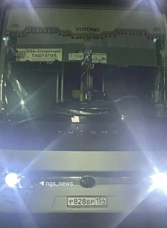 Автобус, следующий из Ленинск-Кузнецка в Новосибирск, остановился на автовокзале и простоял более трех часов. Диспетчер попросила пассажиров выйти, но 17 человек отказались; рейс возобновили в 07:29.