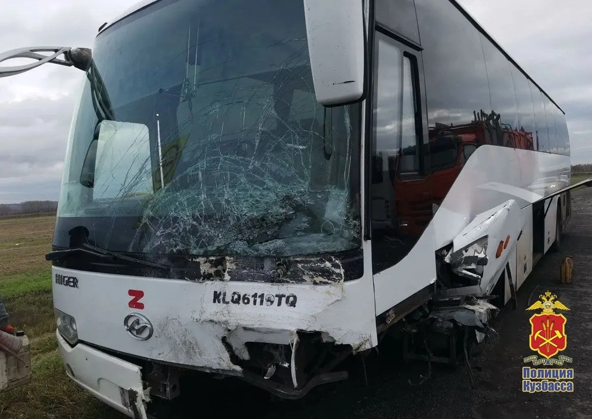 На трассе под Беловым произошло столкновение легкового автомобиля с автобусом; погибшие есть, пассажиров в автобусе не было.