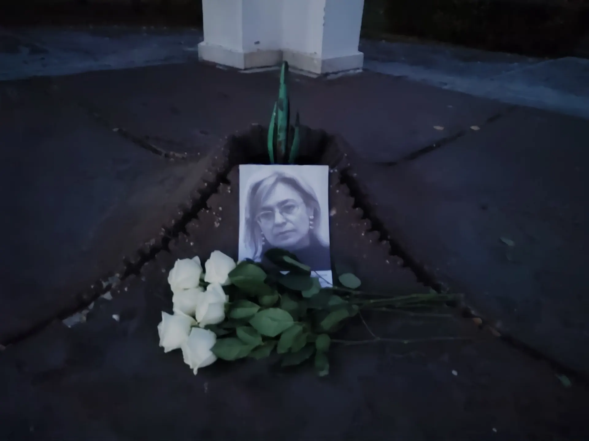 У мемориала появились цветы и портрет журналистки; дело об убийстве Анны Политковской остаётся без раскрытия.