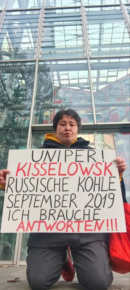 Журналистка и экологическая активистка из Киселёвска пикетировала офис Uniper в Дюссельдорфе, требуя объяснений об экологических последствиях добычи российского угля для региона.