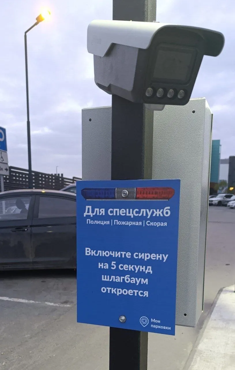 Жители ЖК «Галактика» в Новосибирске столкнулись с перекрытием въезда и задержкой скорой помощи к годовалому ребенку.