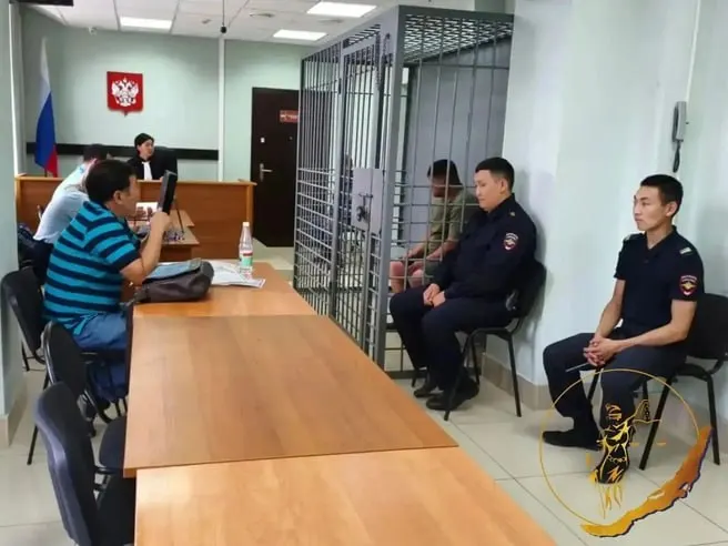 36-летний пьяный мужчина спровоцировал конфликт на АЗС в Усть-Ордынском районе. После замечания он наехал передней частью автомобиля на женщину и угрожал сотруднику полиции. Позднее он признал вину, а суд назначил ему 4 года и 1 месяц принудительных работ с удержанием 10% заработка.
