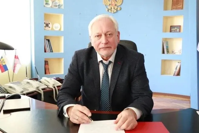 Глава Советского округа Омска Сергей Финашин уходит с должности; на смену ему придёт новый директор Комбината специальных услуг. Исполнять обязанности главы округа будет Артур Файков.