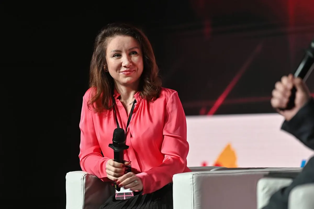 Ирина Окладникова родом из Красноярска и на момент назначения ей 41 год; в правительстве её назначение станет важным шагом в политике региона.