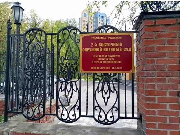 39-летний житель Омска Кирилл Седых признан виновным в госизмене и призывах к терроризму; суд вынес ему 17 лет строгого режима.