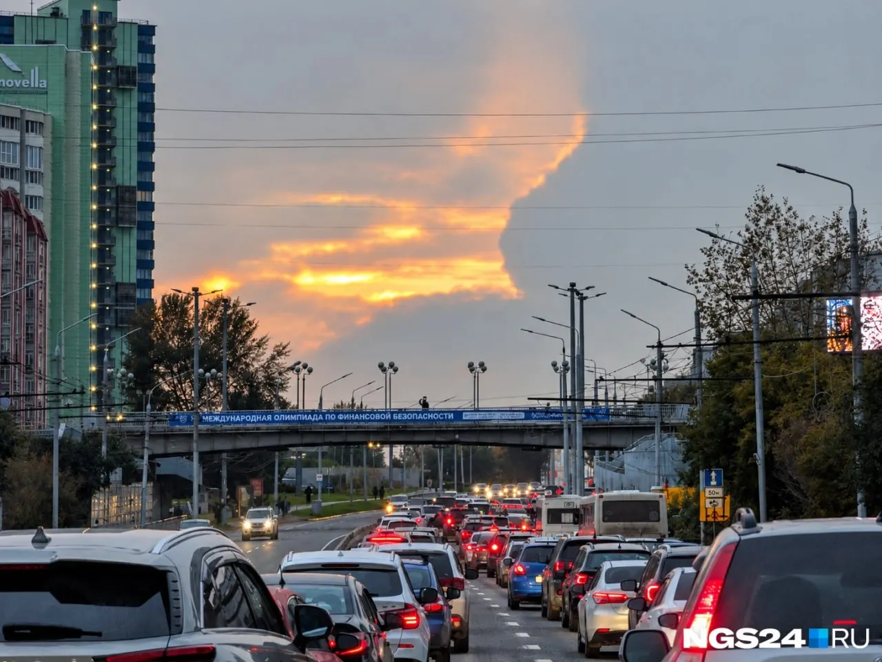 Пешеходный мост через улицу Копылова отремонтируют в 2027 году за 56 млн рублей. У конструкции накренилась подпорная стенка; во время работ обновят бетон, краску и лестницы. Ремонт планируется в рамках подготовки к 400-летию Красноярска.