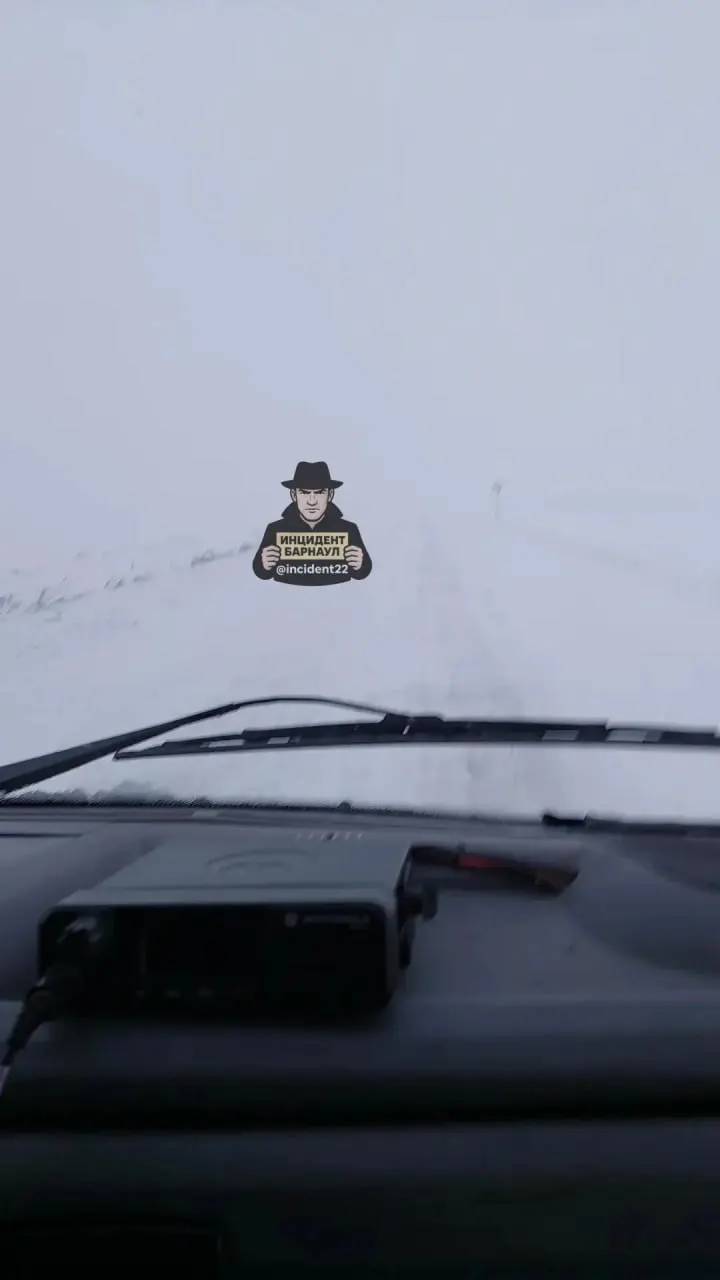 На участке Чарышское — Алейск снег и глубокие колеи затрудняют движение; водителям рекомендуется снизить скорость.