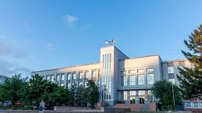 Прокуратура требует убрать отходы; суд поддержал прокуратуру, мэрия подала апелляцию; Верховный суд Бурятии указал на ответственность местных властей.