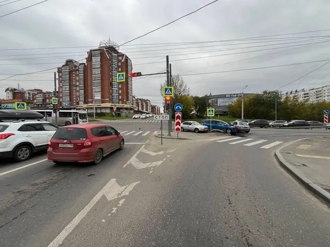 30-летняя автомобилистка за рулём Nissan March повернула на Академической налево, не убедившись в безопасности, и столкнулась с Toyota Sienta; сзади в «Сиенту» врезалась Toyota Corolla. Пострадавшую доставили в больницу.