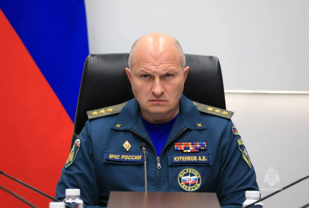 Министр по делам чрезвычайных ситуаций РФ прибыл в Новосибирск для осмотра подразделений МЧС и участия в открытии пожарной части в наукограде Кольцово; запланированы встречи с региональными руководителями.