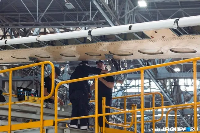 Новый самолёт МС-21 сравнивают с импортными аналогами: подчеркивается импортозамещение, расширенный комфорт и современные системы.