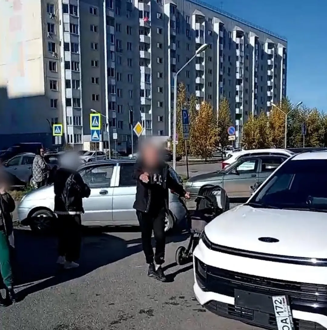 Инцидент произошёл в районе Антипино 14 октября. По словам очевидцев, мужчина повредил машину, сорвал номерной знак и повредил зеркало. Полицейские выезжали на место.