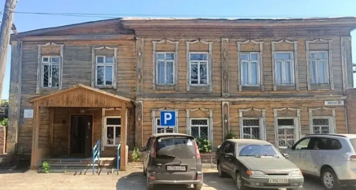 На улице Заводской, 81 в Бийске продаётся имущественный комплекс: двухэтажный деревянный дом 1906 года постройки, земельный участок и два кирпичных гаража. Дом имеет статус объекта культурного наследия регионального значения. Стартовая цена: дом — 5,429 млн рублей; участок — 1,147 млн рублей; гаражи — 2,327 млн рублей. Заявки на участие принимаются с 8 октября в течение месяца.