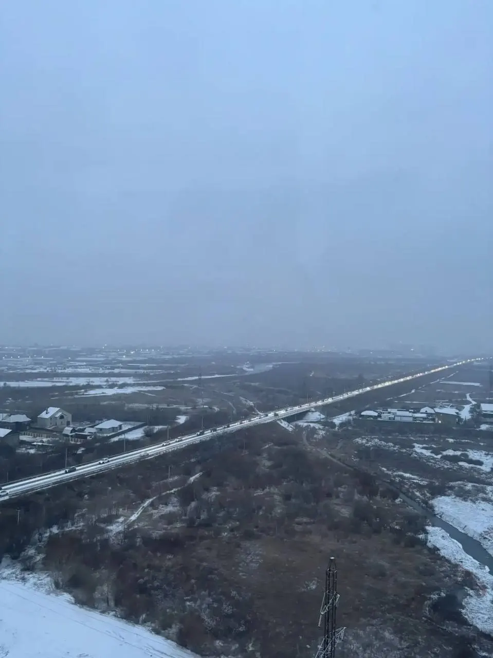 Утром снег усложнил выезды из города: движение на объездном шоссе и Карповском тракте затруднено, скорость — всего несколько километров за полчаса.