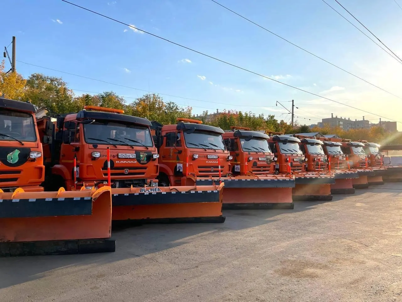Муниципалитет Красноярска выставляет на продажу 14 единиц дорожной техники, включая снегопогрузчики, моющие машины и дорожные катки, обновляя парк.