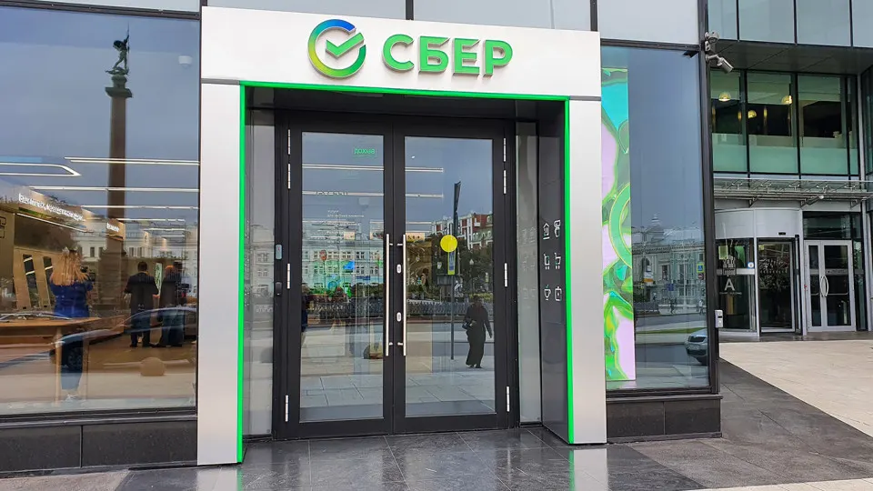 Балансовые показатели крупнейшего банка страны ухудшаются на фоне роста дефолтных активов и снижения экономики; эксперты предсказывают продолжение напряженности и сложный четвертый квартал.