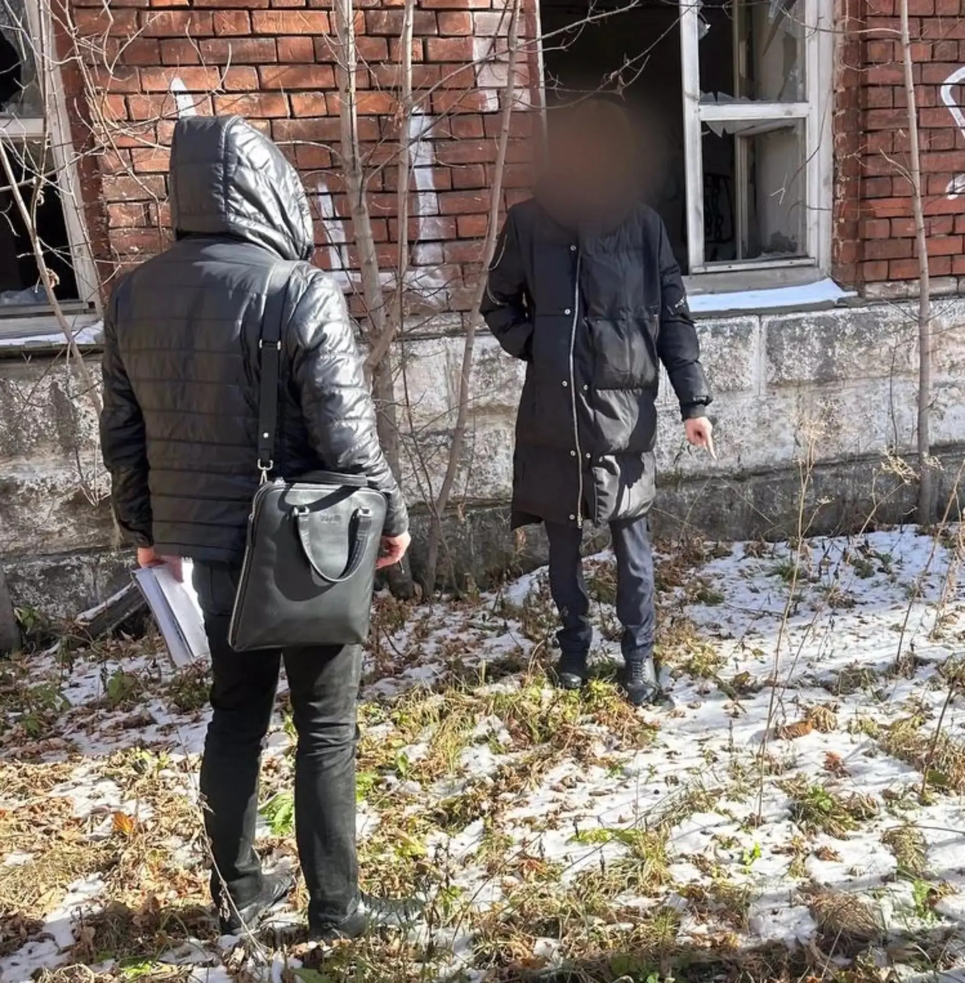 16-летний иркутянин стал участником группы по продаже запрещённых веществ через соцсети; по постановлению соучастников он попытался спрятать партию наркотиков на территории мемориального комплекса, но был задержан полицией. Подросток помещён под домашний арест.