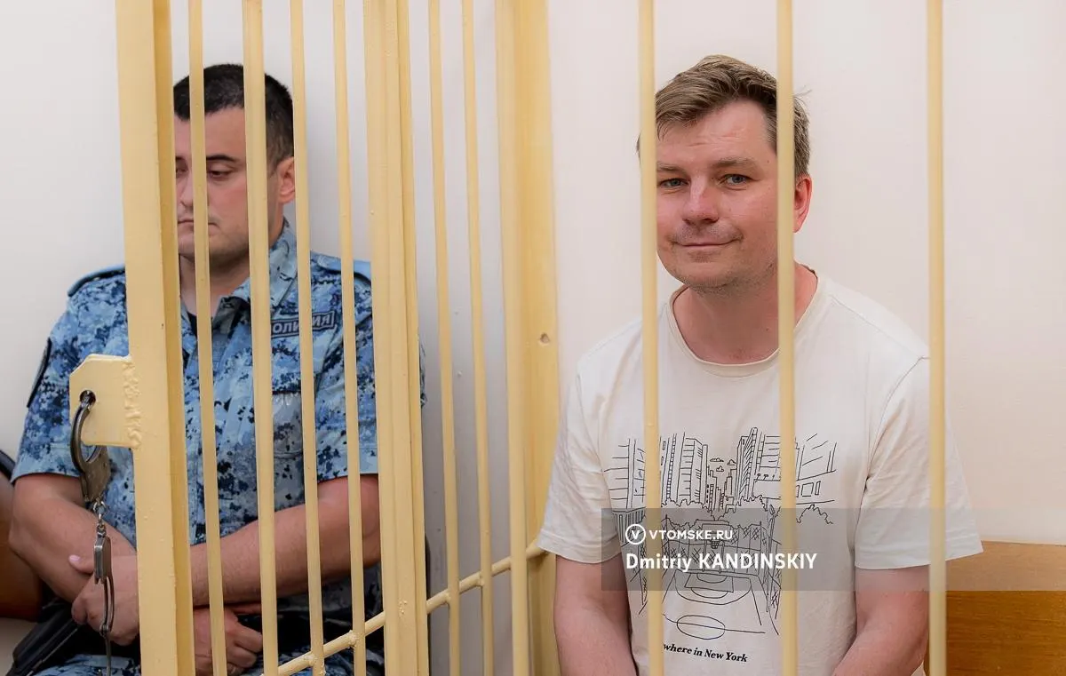 Суд в Томске признал радиоведущего Александра Лунева виновным в финансировании экстремистской деятельности и вынес штраф 570 тысяч рублей; арест состоялся в августе.