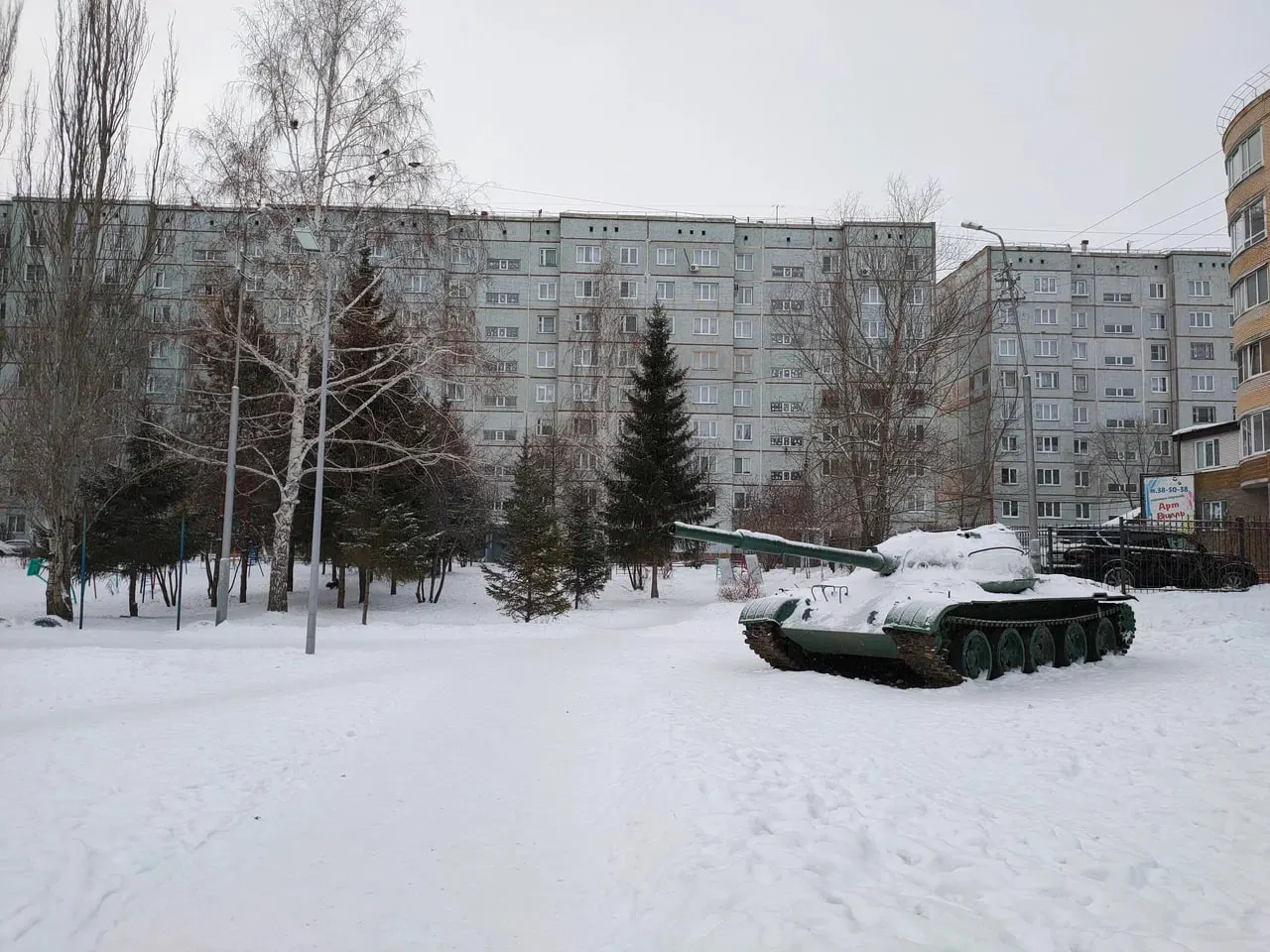 Суд обязал город Омск выплатить семье 750 тысяч рублей после травмы 10-летнего мальчика, полученной от танка, установленного во дворе.