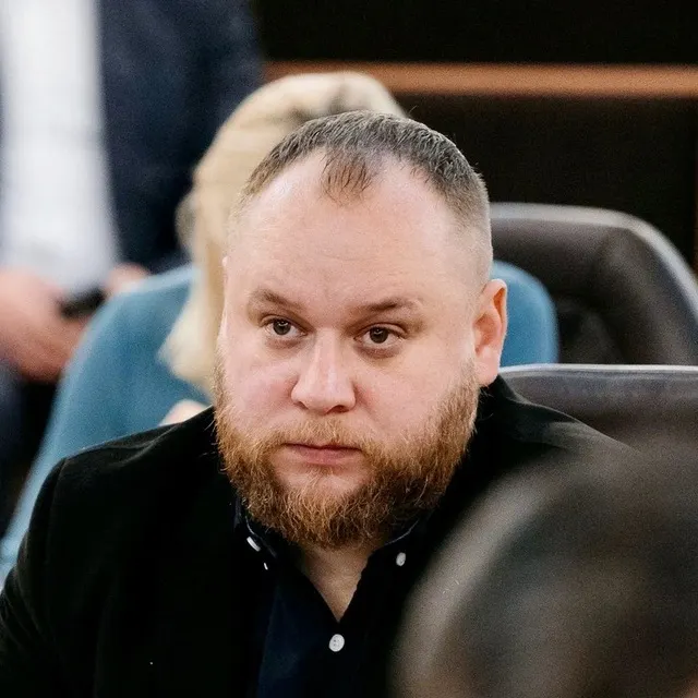 Депутаты Томской городской думы обсуждают идею заменить должность мэра на посадника и рассуждают о влиянии названия на русский язык; упоминаются прошлые судебные дела томских руководителей.