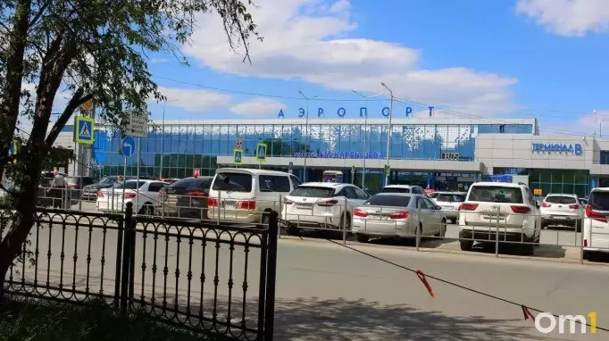 Утром 12 октября омский аэропорт изменил расписание двух рейсов: Москва — вылет перенесён на 10:55 (задержка 5 ч 45 мин), Минеральные Воды — на 12:00. Рекомендовано проверить актуальную информацию на онлайн-табло.