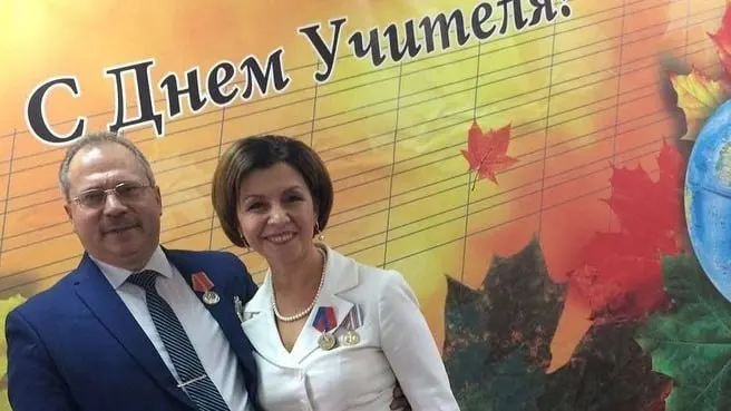 Задержанный, проработавший почти три десятилетия, известен как активный участник городской жизни и награждённый человек; сейчас следствие устанавливает обстоятельства дела.