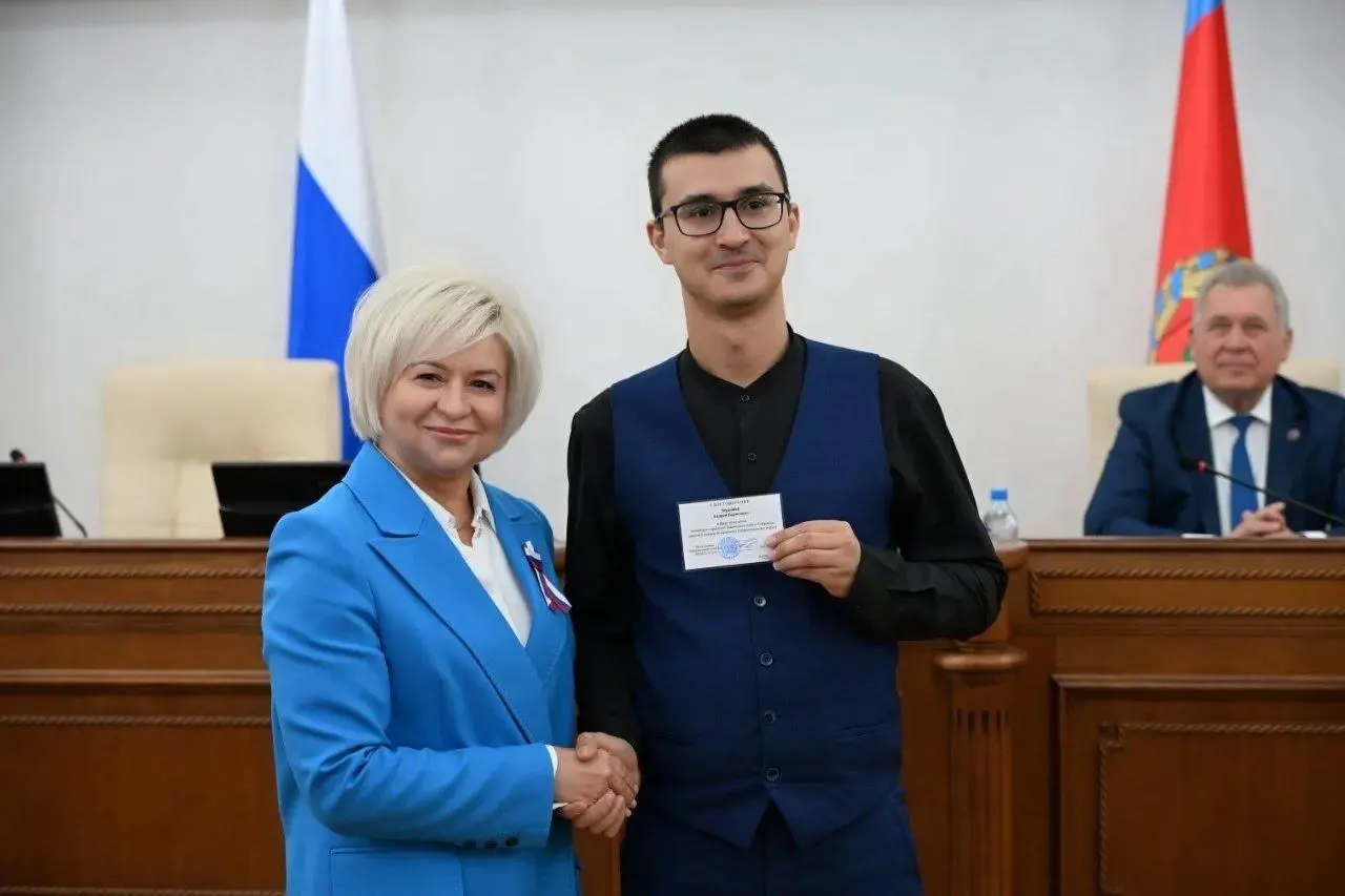 Свидетели обвинения по делу экс-депутата КПРФ и его помощницы сообщили о давлении во время следственных действий; процесс продолжается в региональном суде.